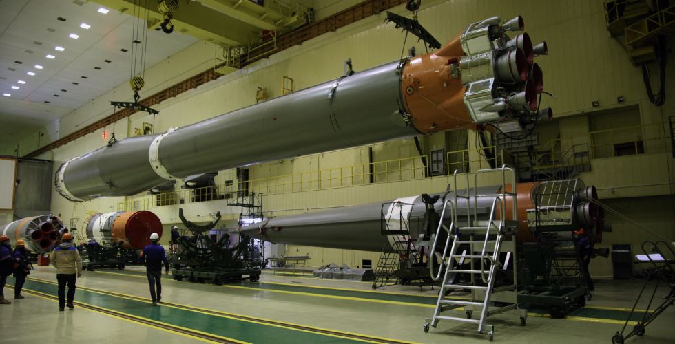 Сборка «пакета» ракеты-носителя «Союз-2.1а» для корабля «Прогресс МС-16»