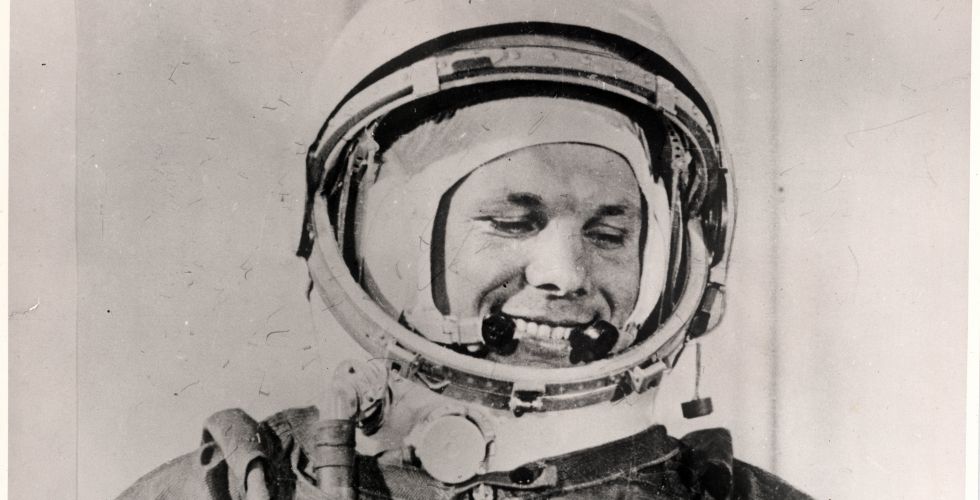 Летчик-космонавт СССР Гагарин Ю.А. в скафандре перед стартом на космическом корабле «Восток». 12 апреля 1961 г. Автор съемки не установлен.