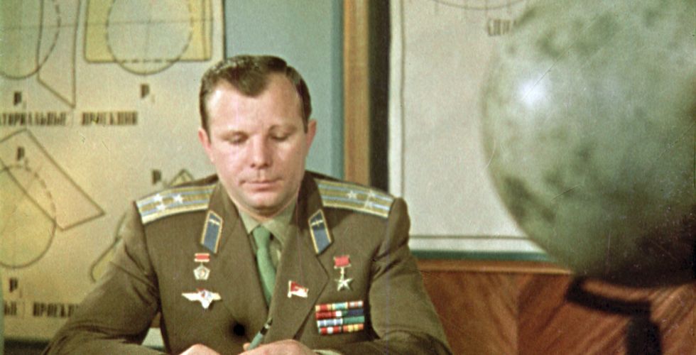 Заместитель начальника ЦПК Ю.А. Гагарин за письменным столом в своем рабочем кабинете в Центре подготовки космонавтов. 1968 г., Звездный городок.