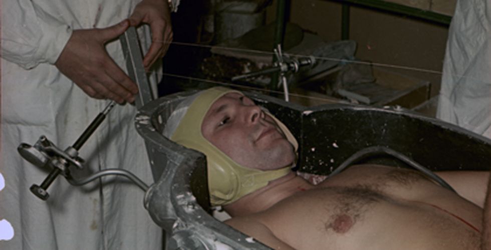Предполетная подготовка летчика-космонавта Гагарина Ю.А. на снимке: во время отливки ложемента.