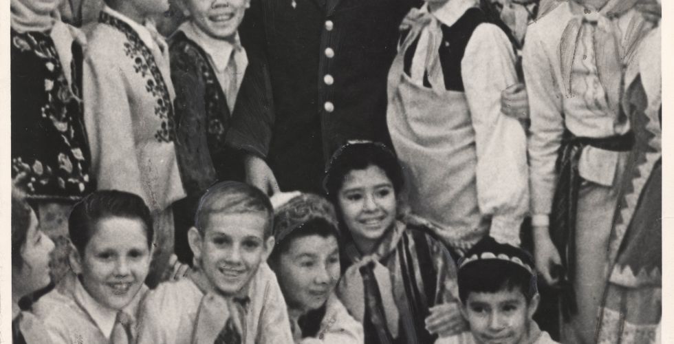 Гагарин Ю.А. среди пионеров союзных республик во время новогоднего праздника в Георгиевском зале Кремля. Москва, январь 1962 г. Автор съемки не установлен.