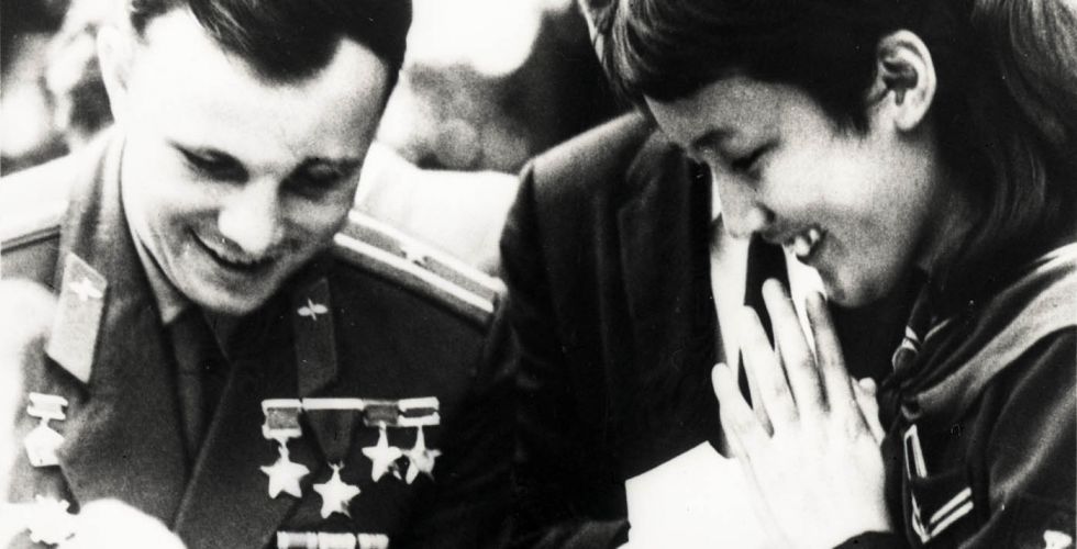 Летчик-космонавт СССР Гагарин Ю.А. дает автограф японской студентке.