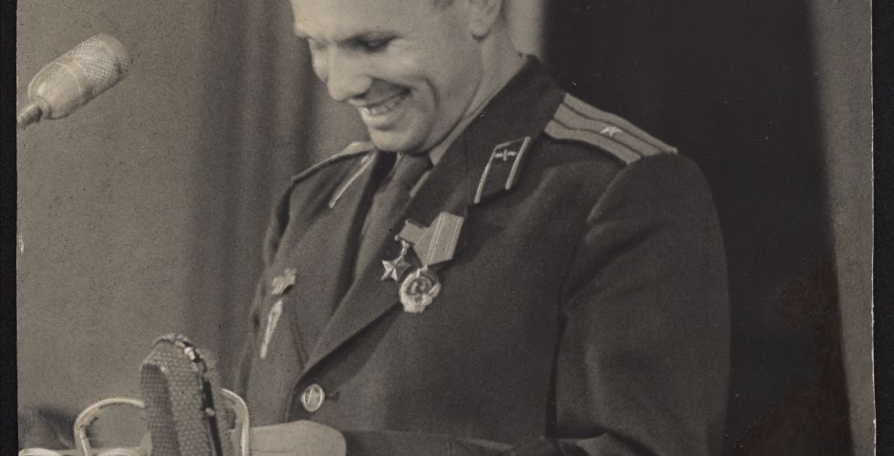Гагарин Ю.А. выступает на пресс-конференции АН СССР и МИД СССР в Доме ученых.