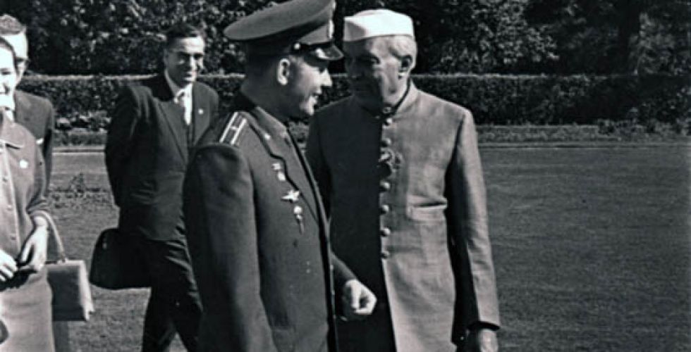 Летчик-космонавт СССР Герой Советского союза Гагарин Ю.А. на приеме у Премьер-министра Индии Неру Д. в его резиденции в Дели. 29 ноября 1961 г.