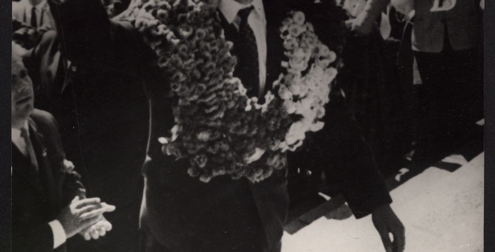 Лётчик-космонавт СССР Ю.А. Гагарин приветствует гостей на VII Всемирном фестивале молодежи и студентов в Хельсинки. 4 августа 1962 г.