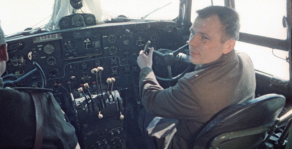 Ю.А. Гагарин за штурвалом самолета во время тренировочного полета. 1961 г.