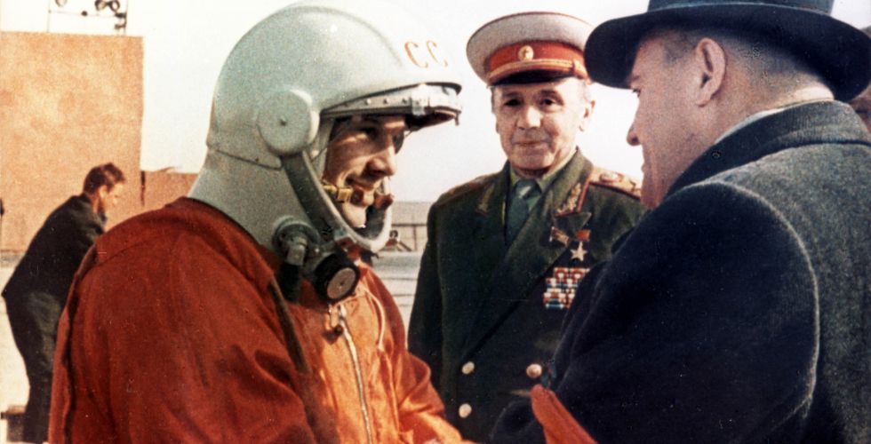Летчик-космонавт Гагарин Ю.А. в скафандре поднимается к лифту для посадки в космический корабль «Восток» перед стартом. 12 апреля 1961 г.