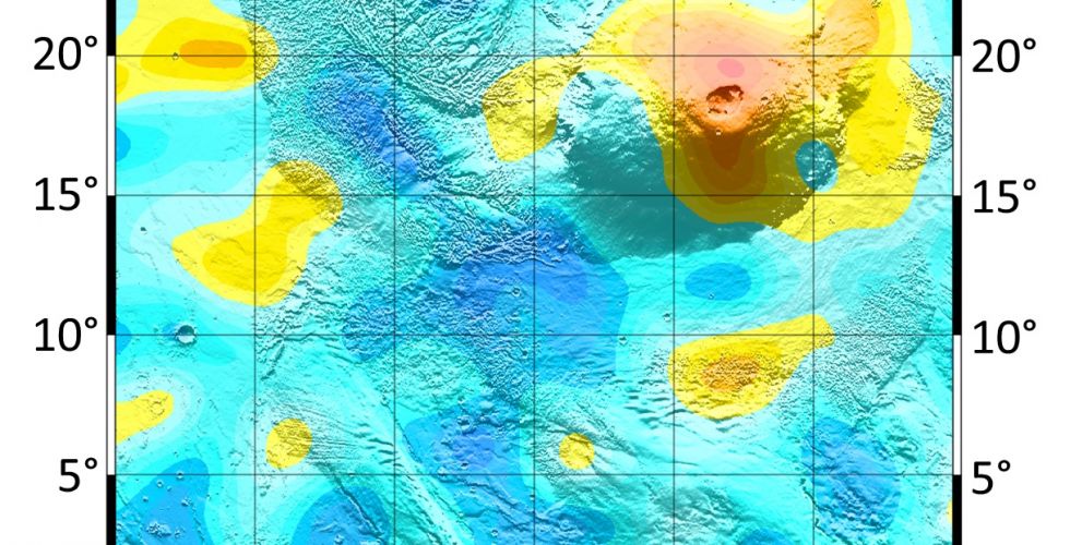 Три области экваториальных «оазисов» с высоким содержанием воды, полученные с высоким пространственным разрешением на основе совместной обработки данных измерений приборов ХЕНД и ФРЕНД (КА TGO, миссия «ЭкзоМарс-2016»). Слева направо – области вулкана Олимп, земли Ксанфа и борозд Медузы. Содержание воды в этих областях составляет до 80% по массе