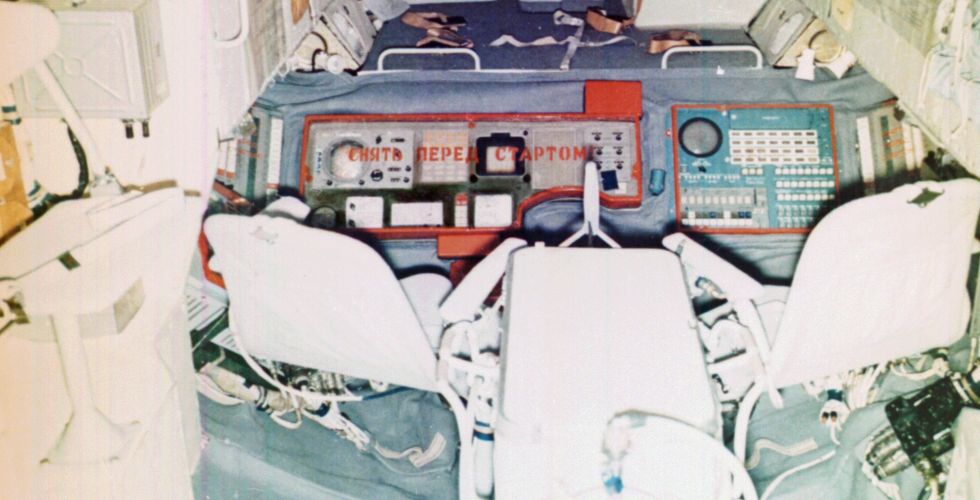 Рабочий отсек пилотируемой орбитальной научной станции «Салют». На снимке: пульт управления, кресла экипажа, люк в переходный отсек, связывающий «Салют» с транспортным космическим кораблем «Союз-11».
