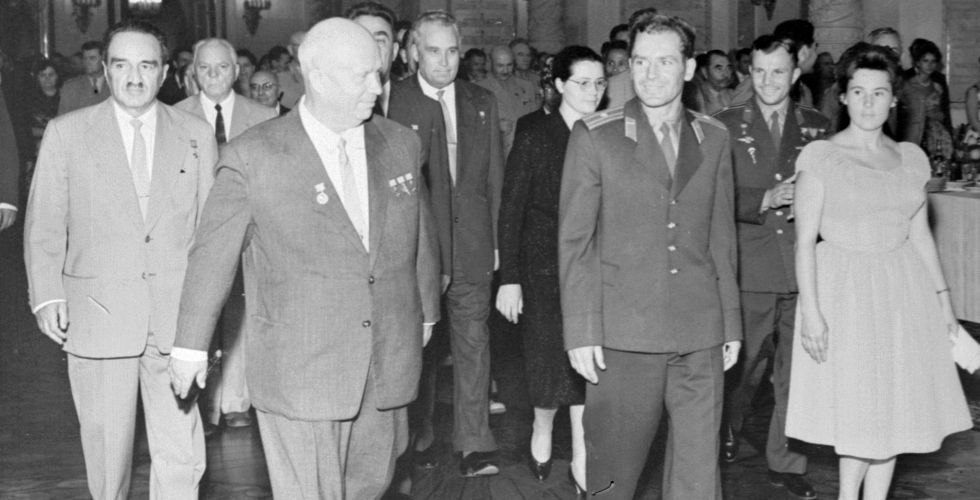 Летчик-космонавт СССР Г.С. Титов с женой Т.В. Титовой, летчик-космонавт СССР, Герой Советского Союза Ю.А. Гагарин с женой В.И. Гагариной, первый секретарь ЦК КПСС, председатель Совета министров СССР Н.С. Хрущев, член президиума ЦК КПСС А.И. Микоян во время торжественного приема в Большом Кремлевском дворце, посвященного успешному завершению полета на КК «Восток-2».