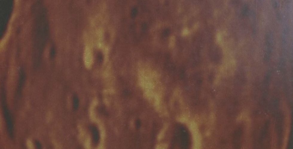 Крупномасштабный снимок спутника планеты Марс - Фобоса, переданный АМС