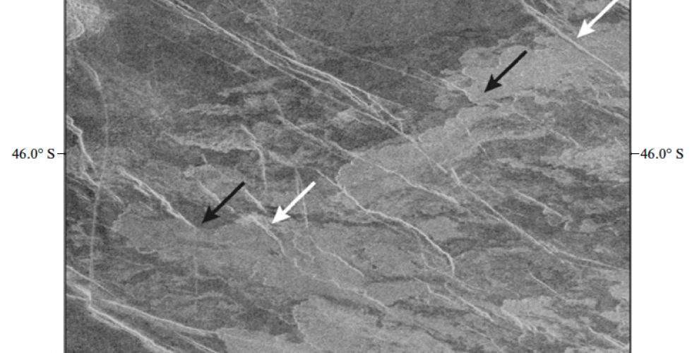 Изображение кратера Сандел на Венере, полученное КА «Магеллан» (NASA). Черными стрелками показаны трещины, закрытые лавовыми потоками, белыми — трещины, которые идут поверх лавовых потоков. Изображение из статьи D'Incecco et al., 2020