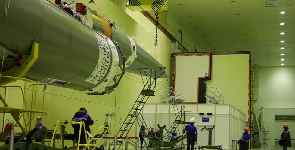 Сборка «пакета» ракеты-носителя под модуль «Причал» (слева — вторая ступень под корабль «Прогресс МС-18»)