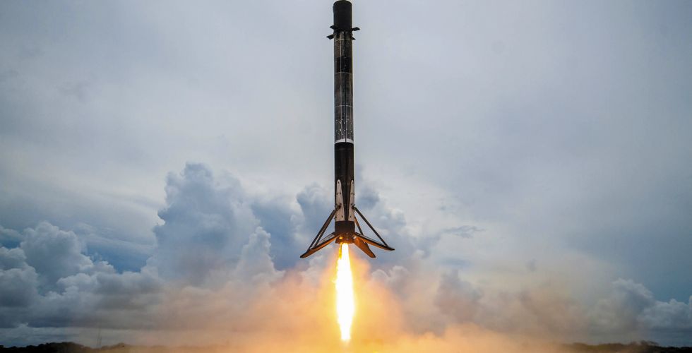 Посадка на сушу первой ступени ракеты Falcon 9R