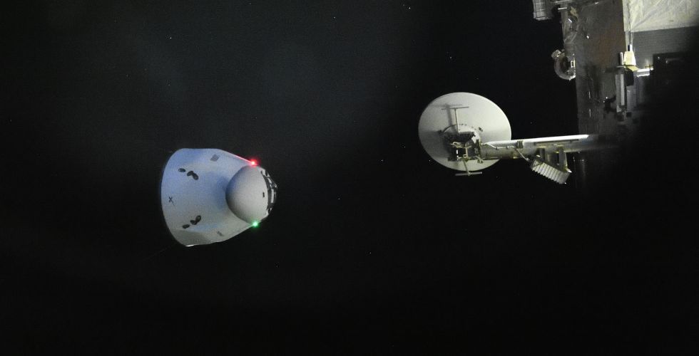Стыковка корабля Dragon SpaceX CRS-24. Фото: космонавт Роскосмоса Петр Дубров