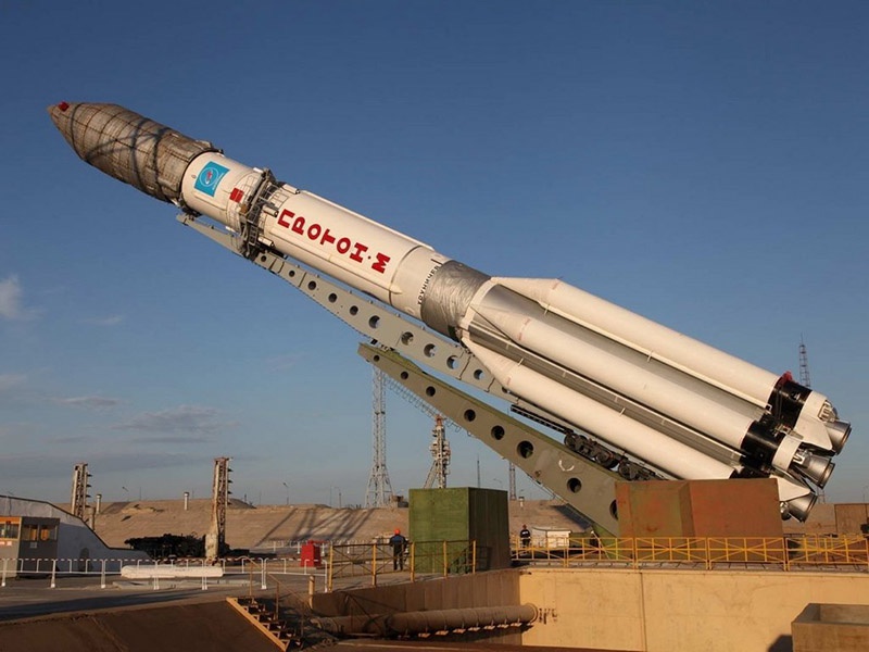 Многие космические аппараты военного назначения требуют запусков с помощью тяжёлых ракет «Протон» с космодрома Байконур.