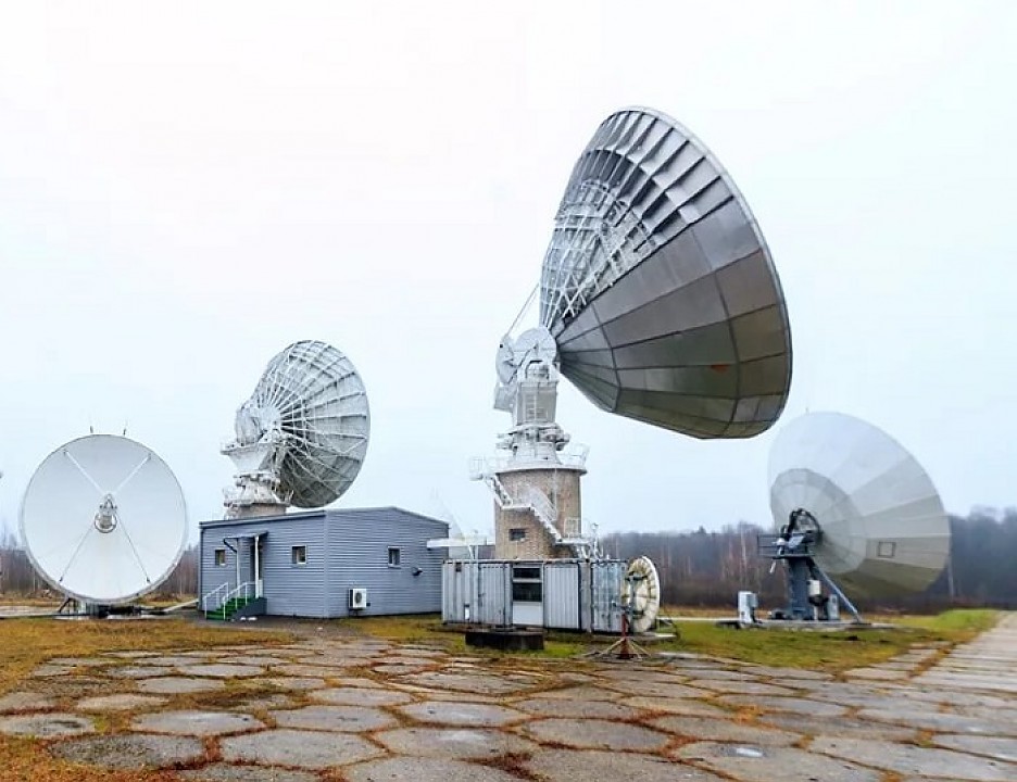 Включи станцию спутник. Земная спутниковая станция hn9400. Спутниковые антенны РТРС. Антенна космической связи.