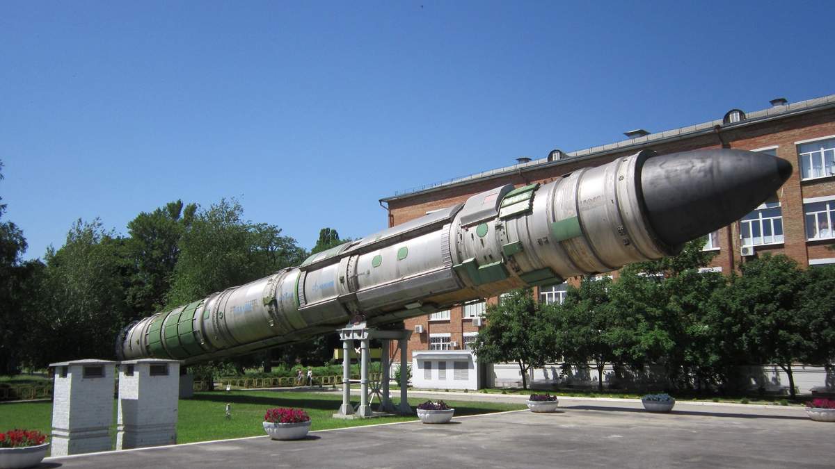 Межконтинентальная ракета на территории КБ 