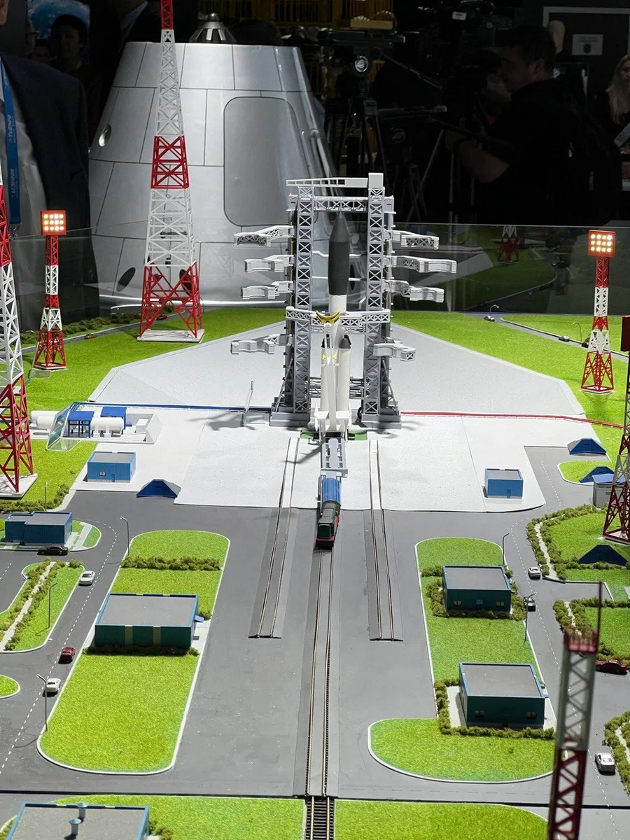 Роскосмос на «Армии-2022»: макет стартового комплекса для ракет «Ангара» на космодроме Восточный height=1200px width=900px