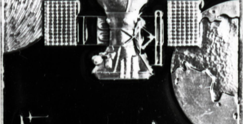 Аверс вымпела, установленного на орбитальном (пролетном) аппарате станции «Венера-13»