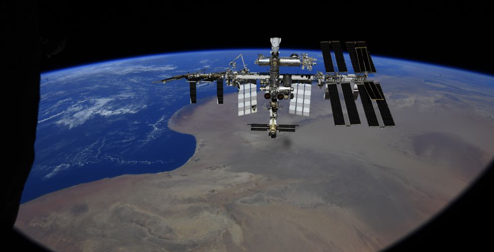 Международная космическая станция, сфотографированная во время перестыковки клорабля «Ю. А. Гагарин» (Союз МС-18) в сентябре 2021 года