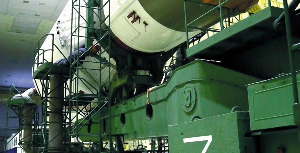 Возвращение ракеты-носителя «Союз-2.1б» с британскими спутниками в монтажно-испытательный корпус