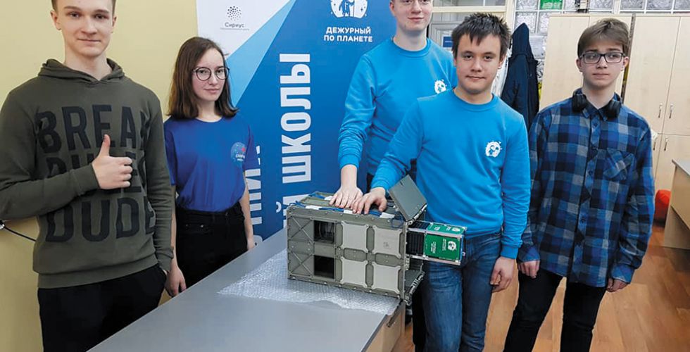 Школьная команда «Дежурных по планете» на примерке кубсата