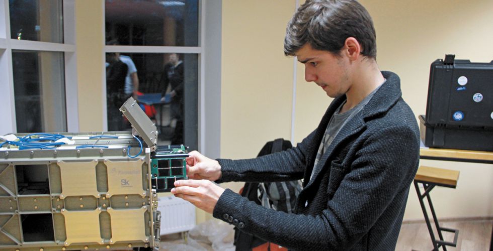 Примерка кубсата «Ярило» студентов МГТУ имени Н.Э.Баумана в транспортно-пусковой контейнер