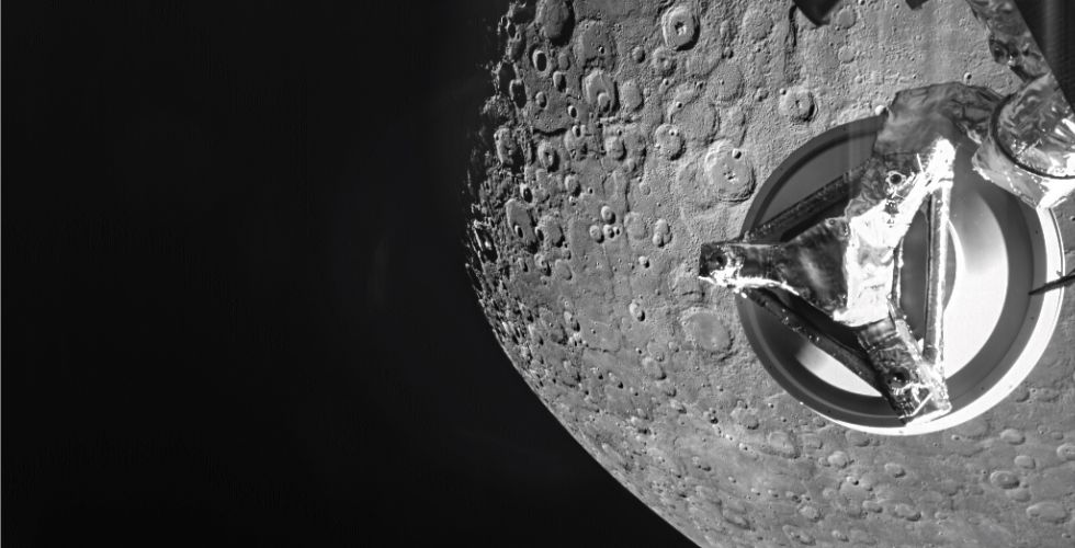 Фотография Меркурия, сделанная 23 июня 2022 г. во время пролета европейско-японской автоматической межпланетной станции BepiColombo. Фото сделано в 09:51:07 UTC с помощью камеры Monitoring Camera 3 на перелётном модуле MTM, когда станция находилась в 1406 км от поверхности планеты. Север находится вверху (с) ESA/BepiColombo/MTM, CC BY-SA 3.0 IGO