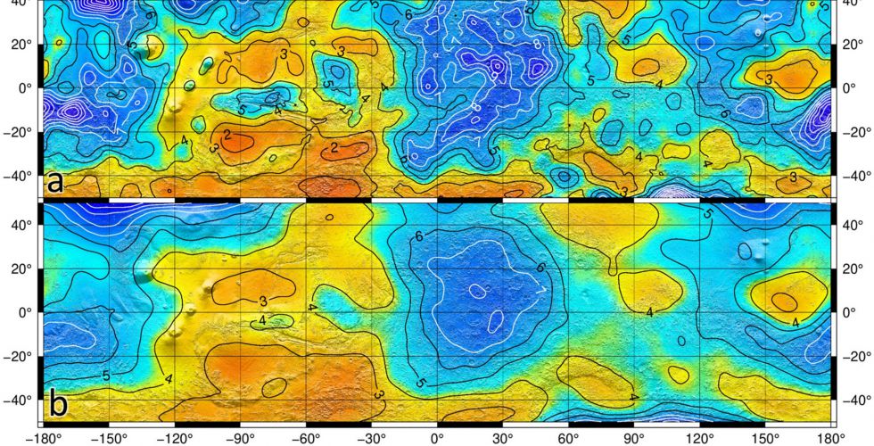 Сравнение карт значений водяного эквивалента водорода (WEH) по данным ФРЕНД (вверху) и ХЕНД (внизу). Видно, что новые карты ФРЕНД содержат гораздо большее количество деталей, чем карты ХЕНД. Черные и белые изолинии показывают районы с определенными значения WEH. Оттенками серого показан рельеф по данным лазерного альтиметра MOLA (Mars Global Surveyour, NASA). Изображение из статьи A. V. Malakhov et al. (2022)
