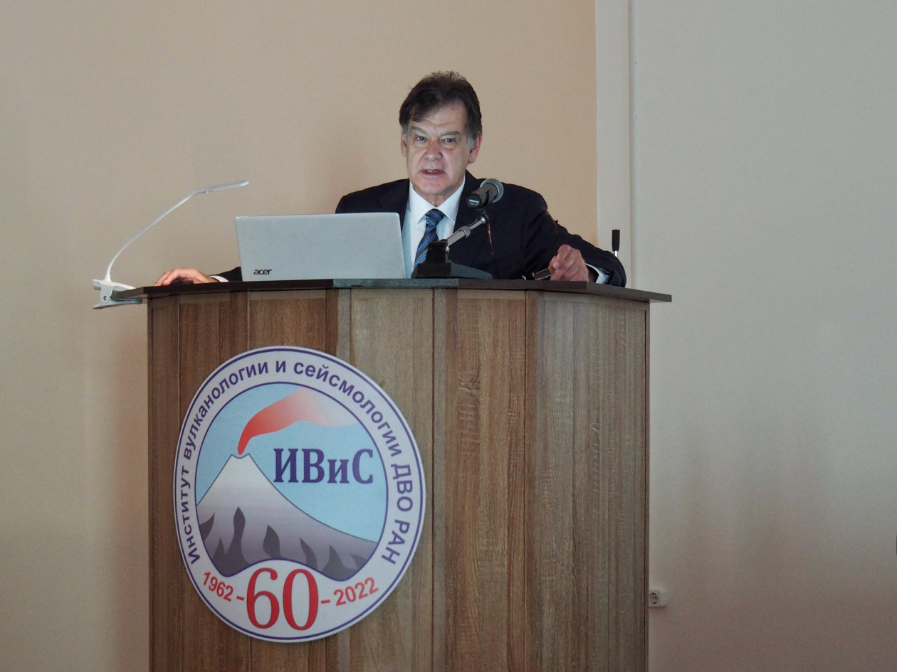 Директор Института вулканологии и сейсмологии А. Озеров