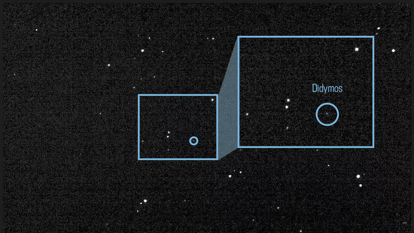 Изображение астероида Дидим и его спутника Диморфа, сделанное камерой DRACO миссии DART 27 июля 2022-го