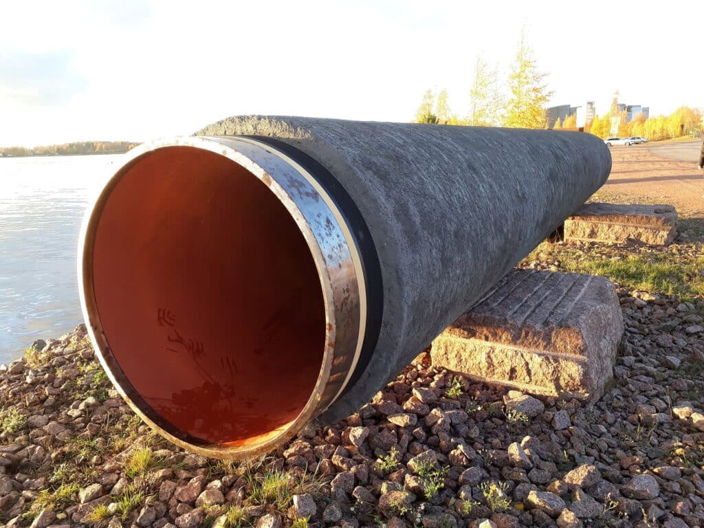 Сегмент трубы, из которой составлены «Северные потоки» на экспозиции в городе Котка, Финляндия. Каждая такая секция весит около 24 тонн. Для строительства одной «нитки» длиной более 1200 километров потребовалось около ста тысяч сегментов / ©Vuo, Wikimedia