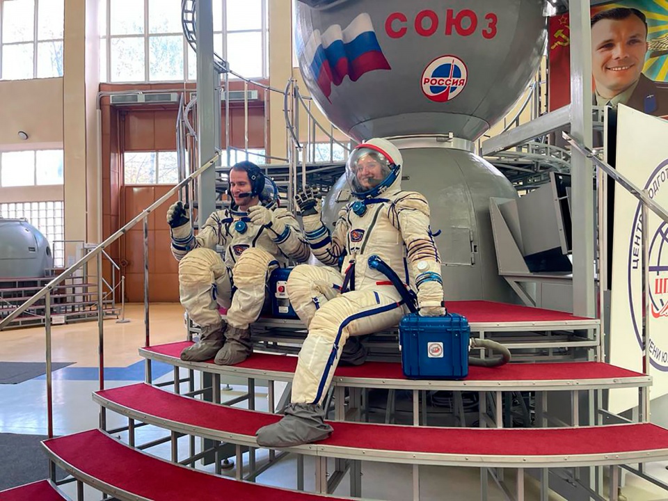 Сотрудница «ИСС» Дарья Ковалёва (справа) в числе финалистов  проекта «Космическая одиссея» побывала в Центре подготовки космонавтов в Звёздном городке