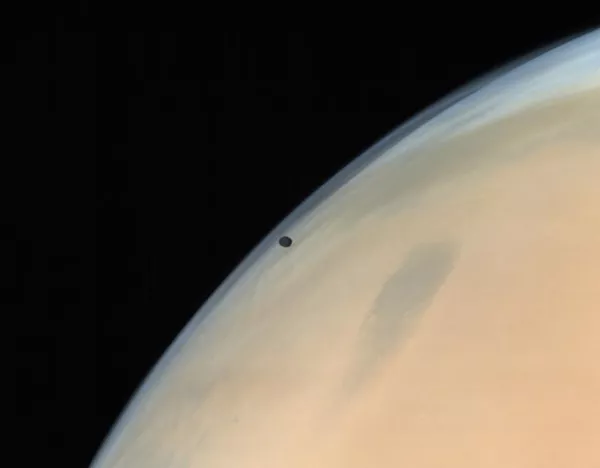 Фобос на фоне Марса. Снимок сделан камерой МСС 14 октября 2014 года