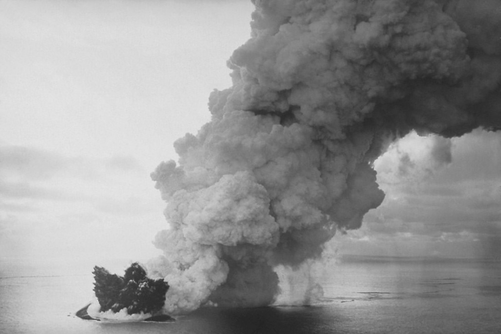 Начало извержения 1963 год