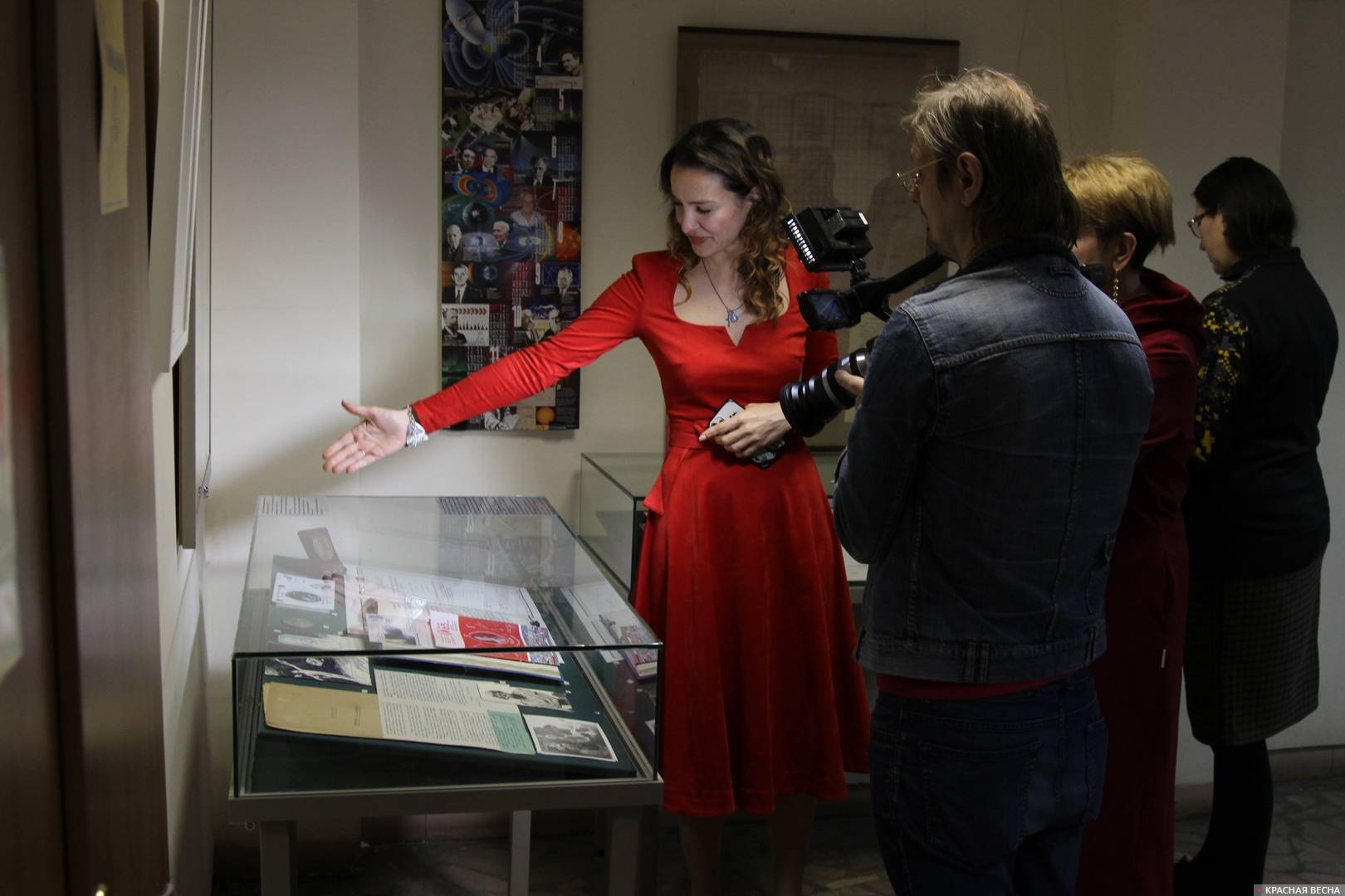 Начальник отдела комплектования архива РАН Ольга Селиванова проводит экскурсию по выставке Per aspera ad astra