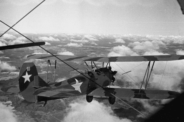 Живучесть У-2 не может быть объяснена его ночным применением. Британские тяжелые бомбардировщики тоже воевали ночью, но имели живучесть всего в 40-50 боевых вылетов. Все потому, что немцы с помощью радаров наводили на их формации зенитную артиллерию. да и скорости крупных ночных бомбардировщиков позволяли истребителям атаковать их без крайнего риска / ©Wikimedia Commons