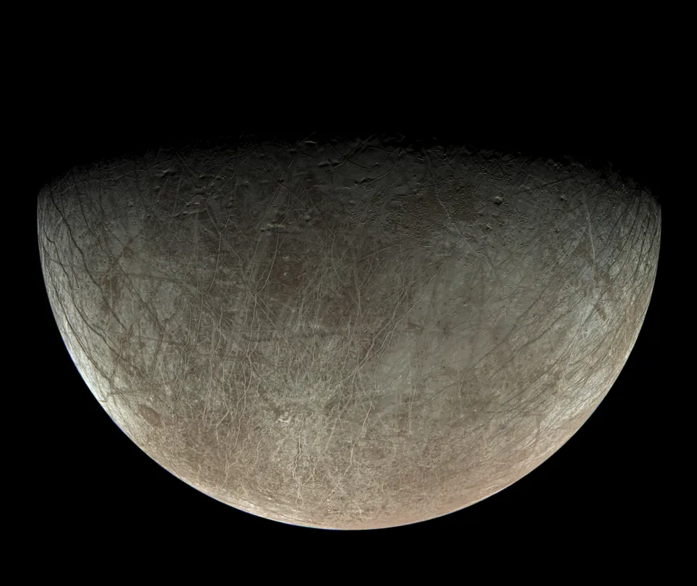 Обработанное изображение Европы, полученное камерой JunoCam во время пролета «Юноны» 29 сентября. NASA/JPL-Caltech/SwRI/MSSS/Björn Jónsson