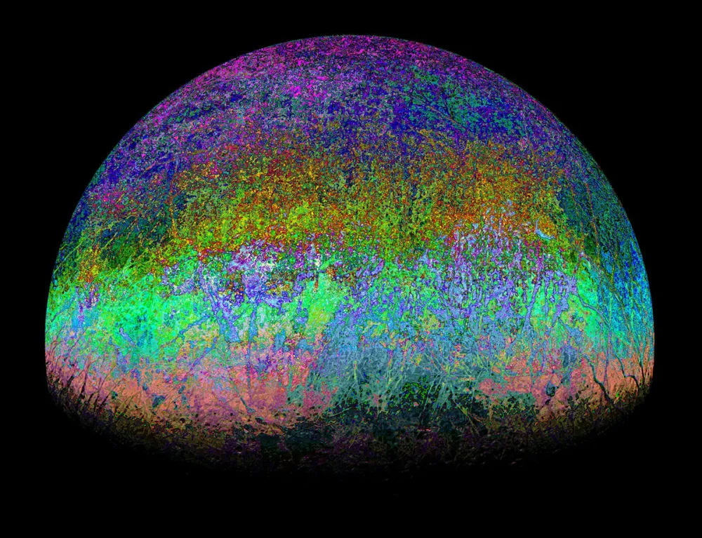 Этот вид ледяной луны был получен путем специальной обработки изображения, подчеркивающей разнородности рельефа (NASA/JPL-Caltech/SwRI/MSSS Image processing: Kevin M. Gill / Fernando Garcia Navarro CC BY 2.0)
