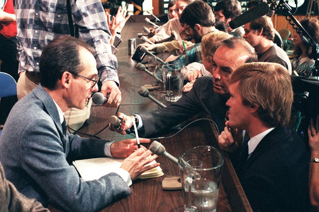 Ed Stone, left, talks to reporters at a news conference to announce findings from Voyager 1's flyby of Uranus in 1986.