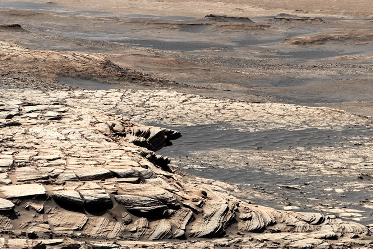 Пейзаж кратера Гейла, снятый марсоходом Curiosity