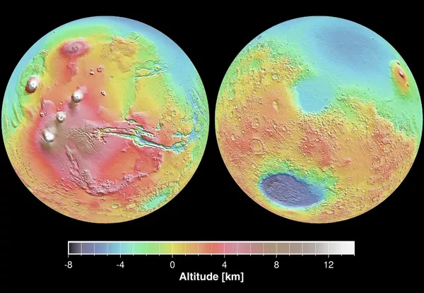 Слева: в западном полушарии доминирует Провинция Фарсида (красный и коричневый цвета) Высокие вулканы имеют белый цвет. Долины Маринер показаны синим цветом. Справа: в западном полушарии видны испещрённые кратерами высокие области (жёлтый и красный цвета), слева внизу видна равнина Эллада (тёмно-синий и фиолетовый цвета). Справа вверху видна равнина Элизий. Области к северу от границы дихотомии окрашены в голубой цвет на обеих картах