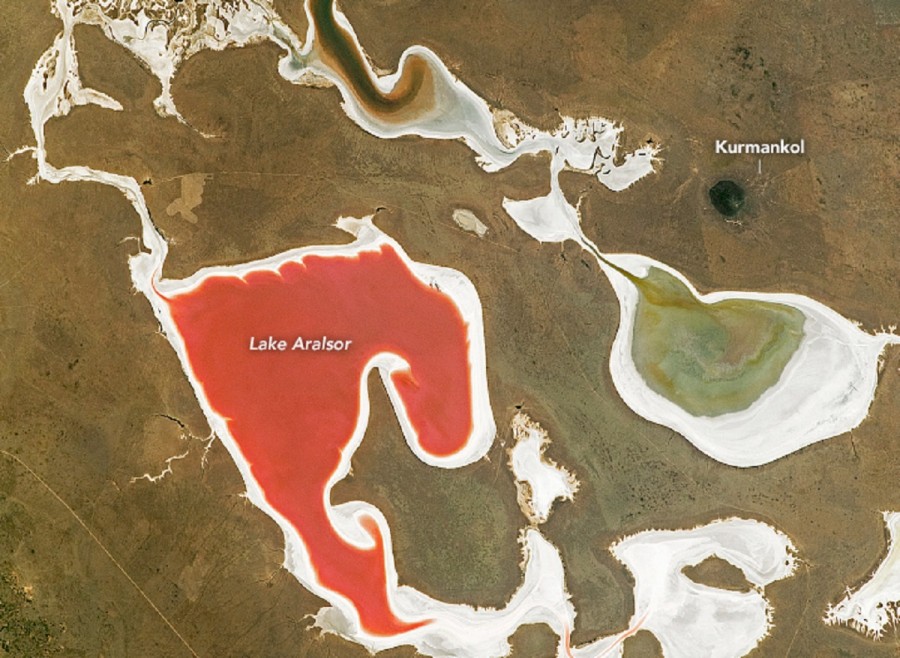 NASA впечатлили цветные озера Казахстана