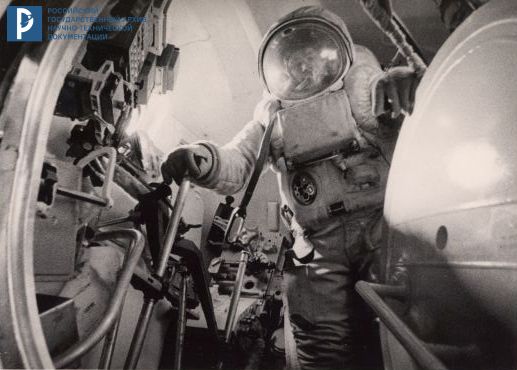 Выход испытателя из лунной кабины в скафандре «Кречет». 1970. РГАНТД. Ф. 1. Оп. 13-1. Д. 69. Л. 166.