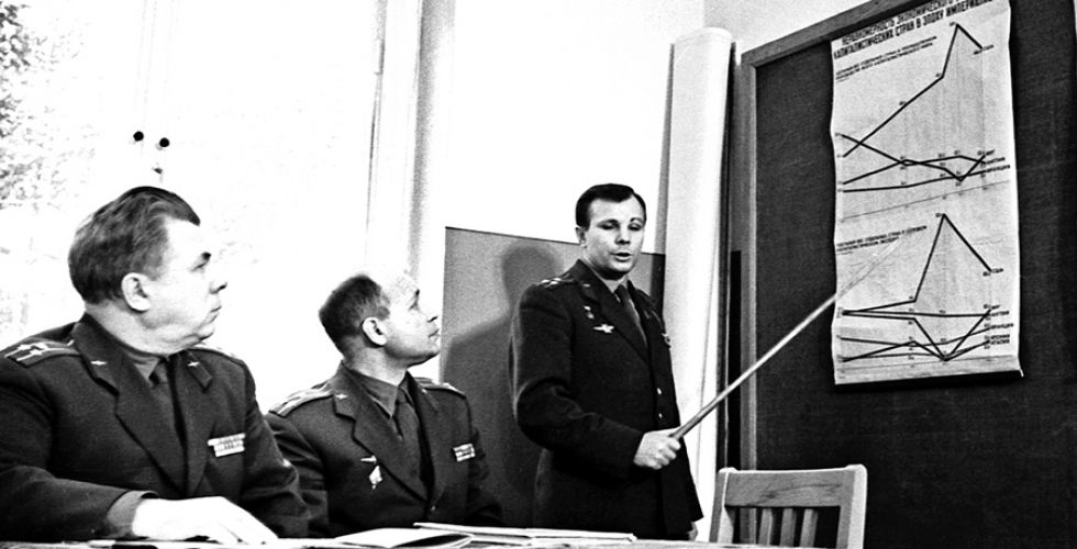 Полковник Гагарин сдает экзамен по истории КПСС в Военно-воздушной инженерной академии