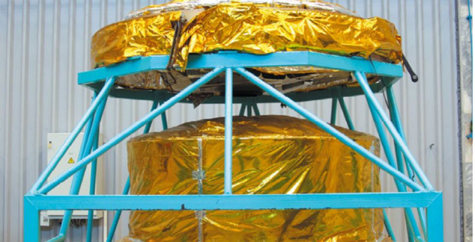 На технологической подставке макет для термовакуумных испытаний главного зеркала с блендой (вверху), внизу – макет приборного отсека телескопа (перевернут на 180°)