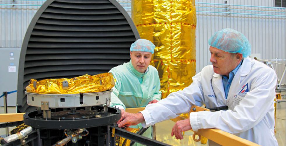 Главный конструктор Сергей Шостак (справа) в сборочном цехе