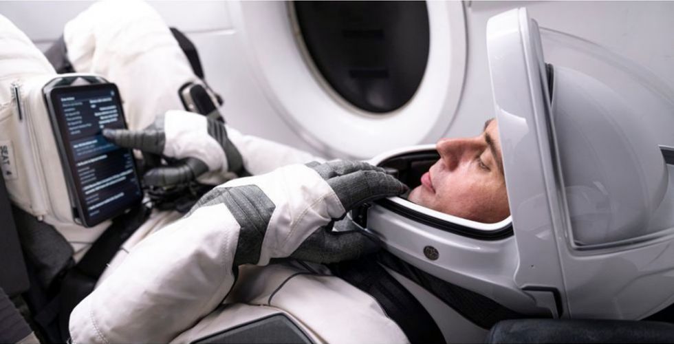 Андрей Федяев в скафандре SpaceX, предназначенном для членов экипажа корабля Grew Dragon