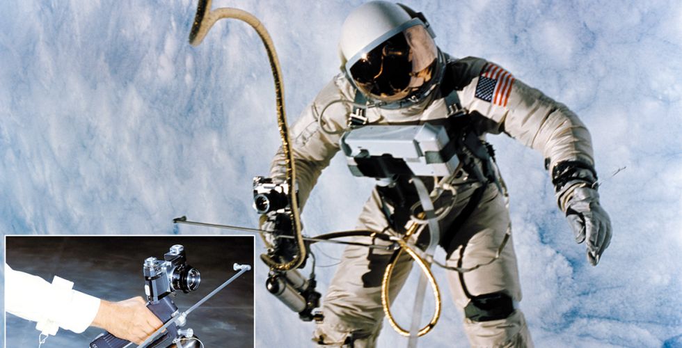 Эдвард Уайт с установкой для перемещения пистолетного типа